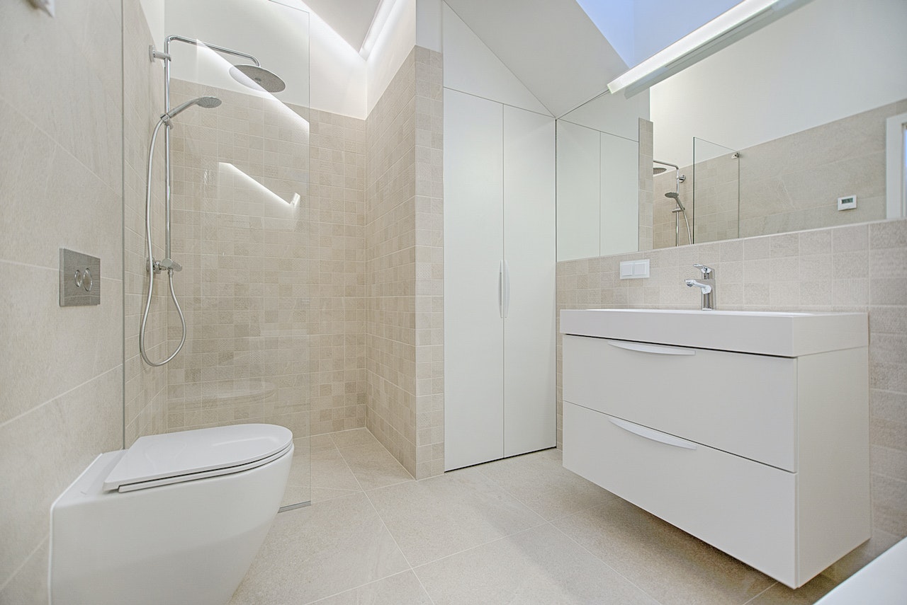 Badezimmer renovieren: Kreativer Frischekick mit einer neuen Duschrückwand